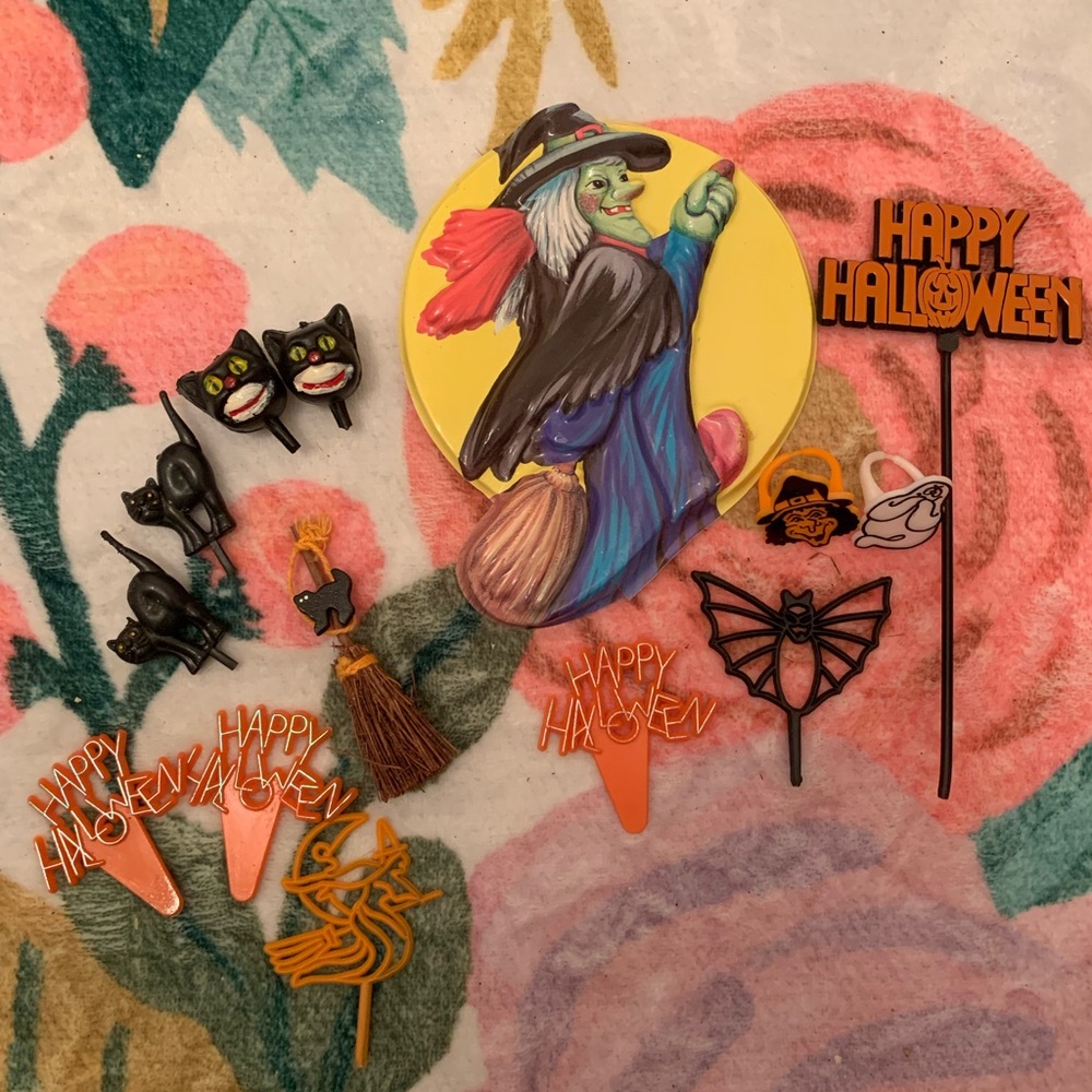 Vintage Halloween Witch and Cat Decor caje and cupcake set